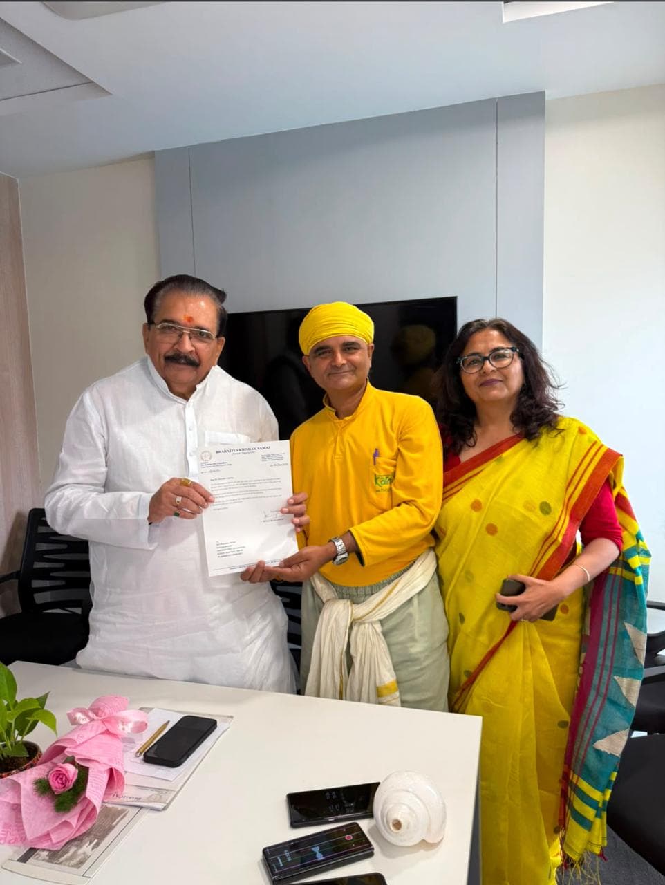 BKS নেতৃত্ব মহাচার্য সৌরভ জে. সরকার ও শ্রীমতী রীনা জে. সরকারকে অভিনন্দন জানাচ্ছেন
