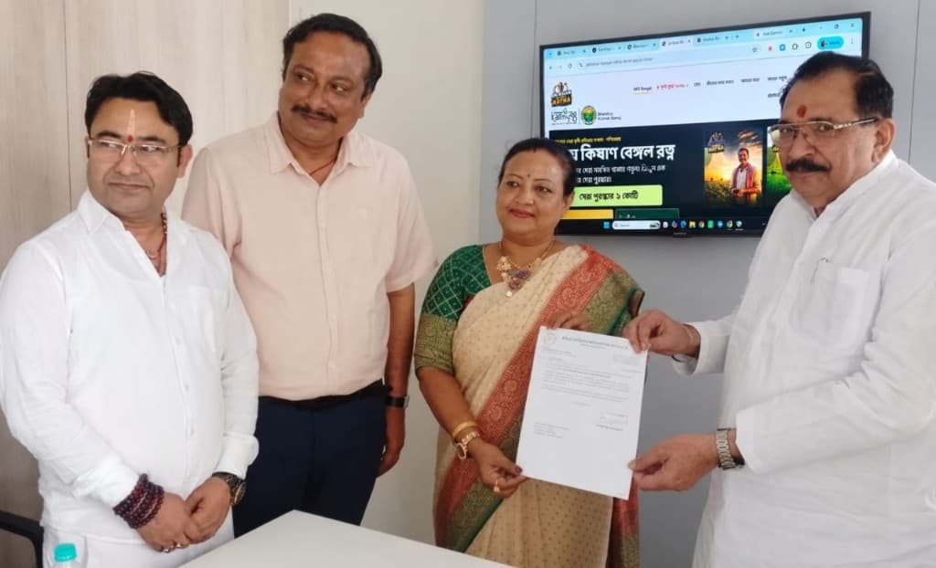 Four people presenting a Bharatiya Krishak Samaj letter in New Delhi