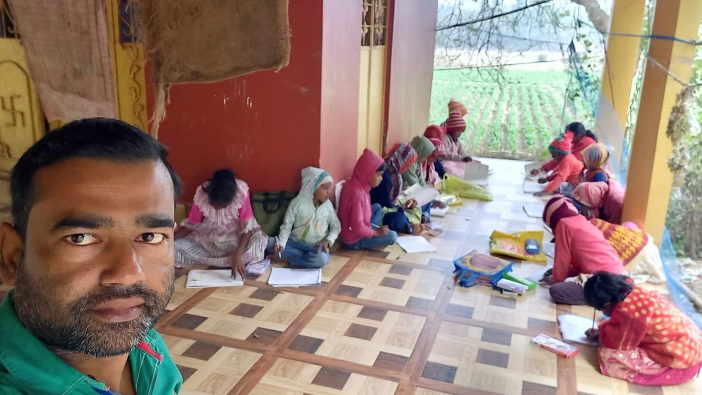 গ্রামের পাঠ — বারান্দায় পড়াশোনা, পেছনে ক্ষেত।
